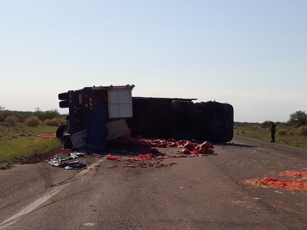 Un camión volcó sobre la ruta 153 y parte de su carga terminó en la ruta. Foto gentileza.