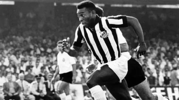 Pelé en el equipo que marcaría su carrera, Santos de Brasil.