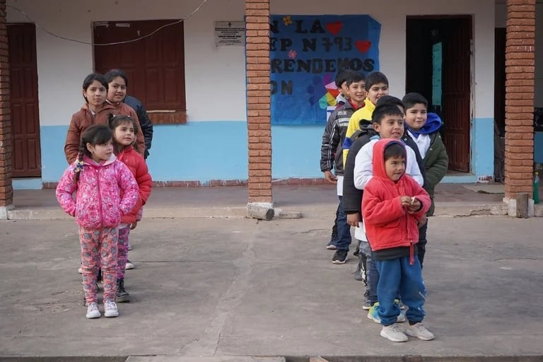 Cuando Gloria llegó a la escuela solo había un alumno, pero habló con los padres del lugar y los convenció para que envíen a sus hijos. Foto: Gentileza Infobae.