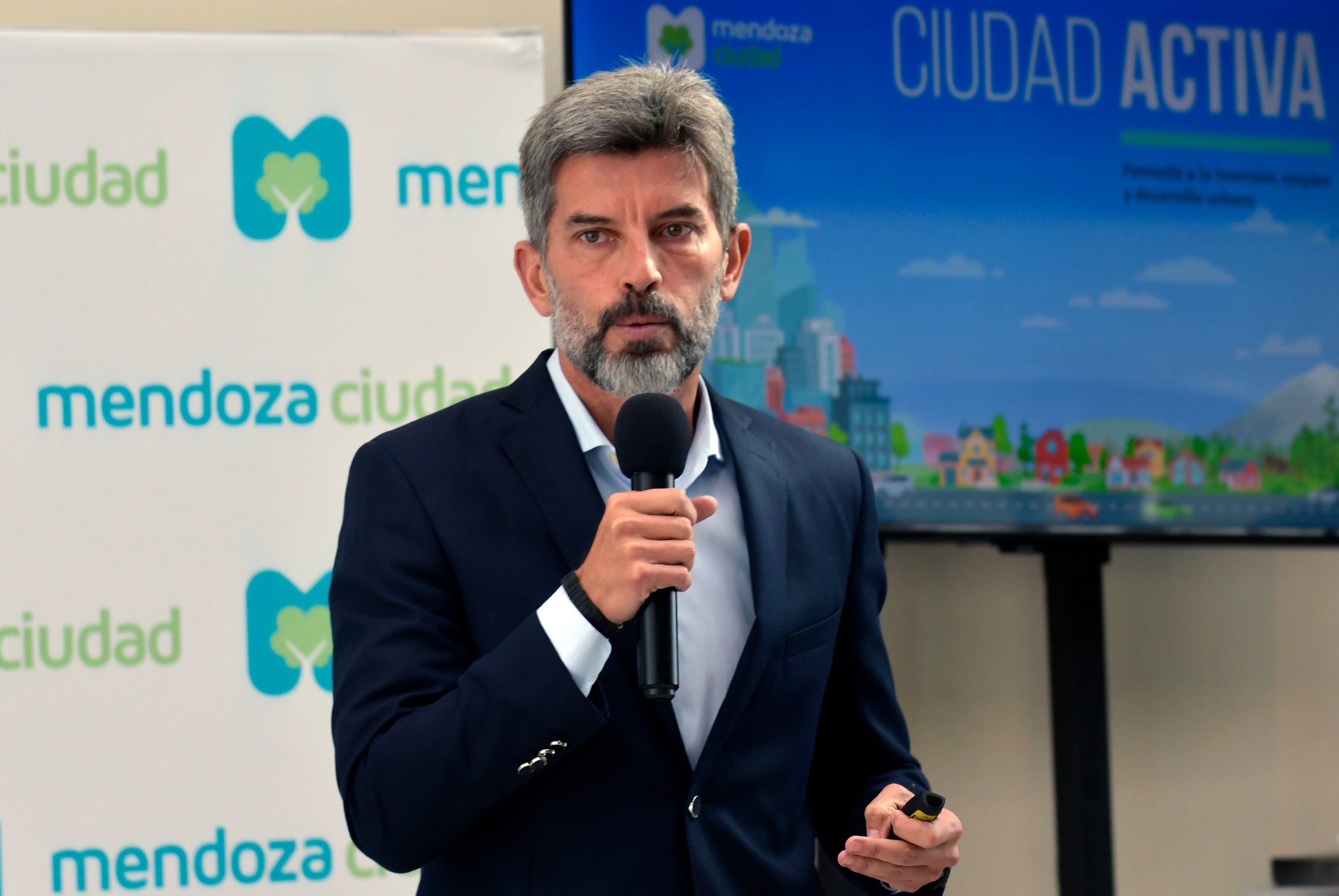 Ulpiano Suarez, intendente de la Ciudad de Mendoza, aclaró que la planta municipal atiende no sólo la demanda de habitantes, sino también de visitantes diarios que trabajan, estudian o realizan actividades. Foto: Orlando Pelichotti/ Los Andes