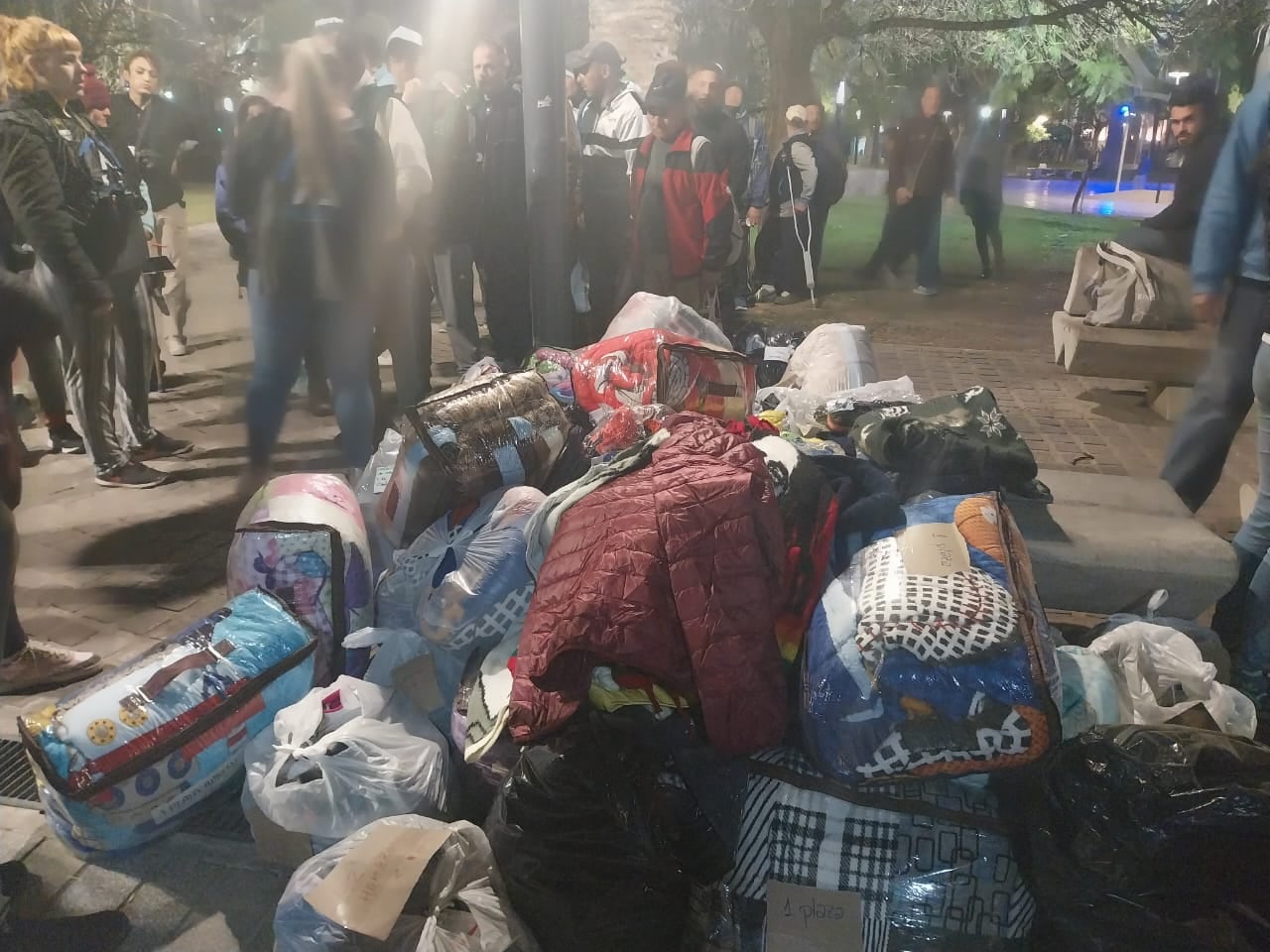 Ropa, acolchados y mantas fueron entregadas por la Fundación Cristiana Cielos Abiertos a personas en situación de calle que hicieron fila en la plaza San Martín.