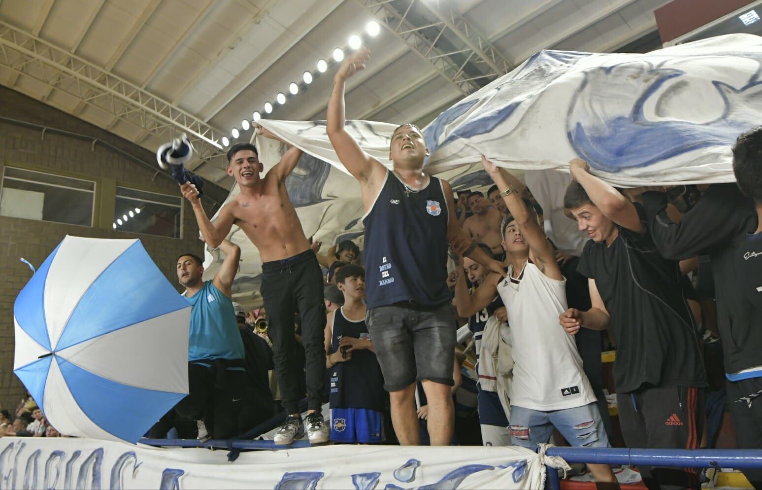 La parcialidad de San José copó el estadio Polimeni. Se vivió una fiesta. / Orlando Pelichotti (Los Andes).