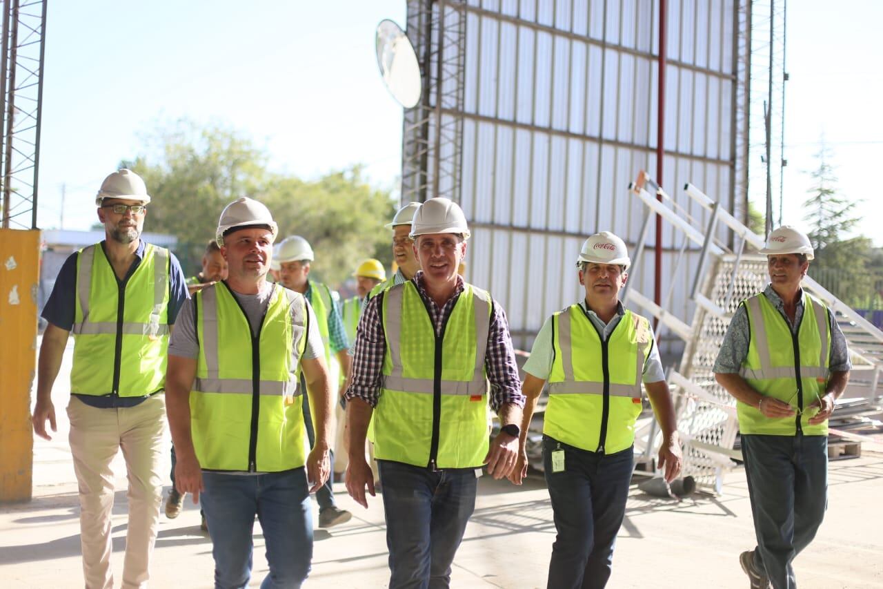 El intenden de Godoy Cruz recorriendo la nueva fábrica.