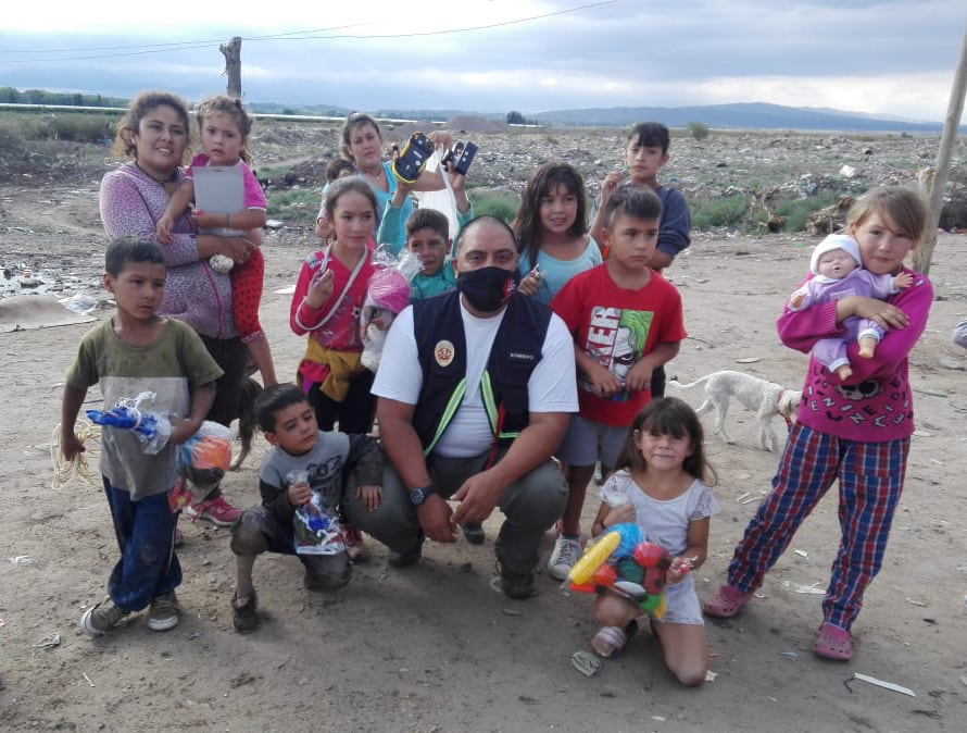 Recorre los barrios y trabaja para organizar a los propios vecinos del lugar.