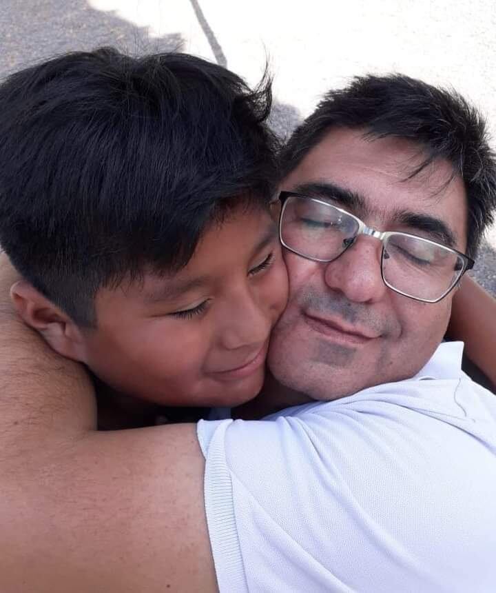 Todos los días Chicho aprende de Juanfra, el hijo que adoptó en 2009. | Foto: gentileza