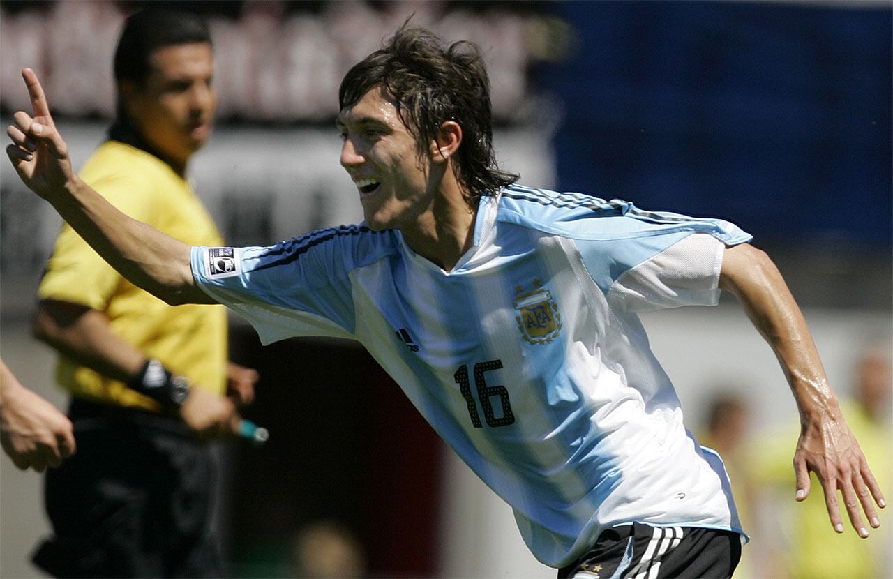 Neri Cardozo de Argentina reacciona después de marcar el primer gol de su equipo durante la primera ronda del Grupo D, Campeonato Mundial Sub-20 de fútbol entre Argentina y Alemania en el estadio Emmen Stadium en Emmen, Países Bajos, el sábado 18 de junio de 2005. (Foto AP/Peter Dejong)