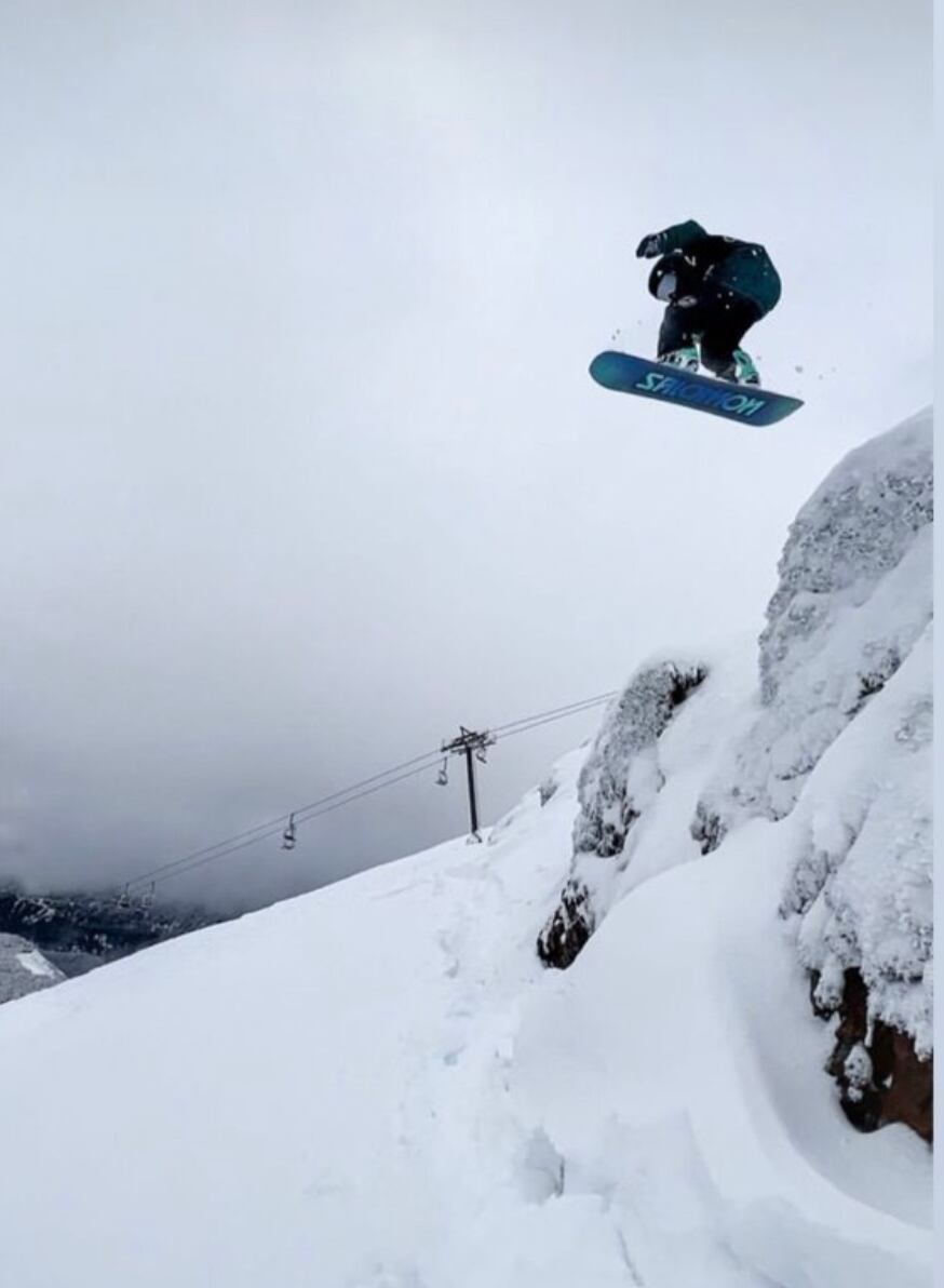 Historias del team que se movió buscando la mejor condición. Bajadas top en fuera de pista, lujos en los cerros y hasta una competencia ganada en medio del viaje. / Gentileza: Julián Lausi.