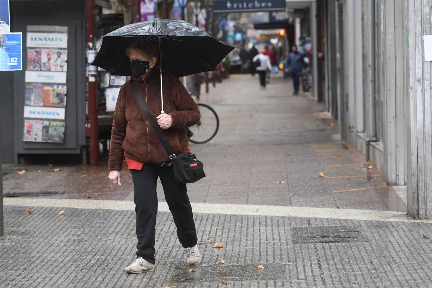 Se vio menos gente caminando por las veredas del centro mendocino. / Foto: José Gutiérrez