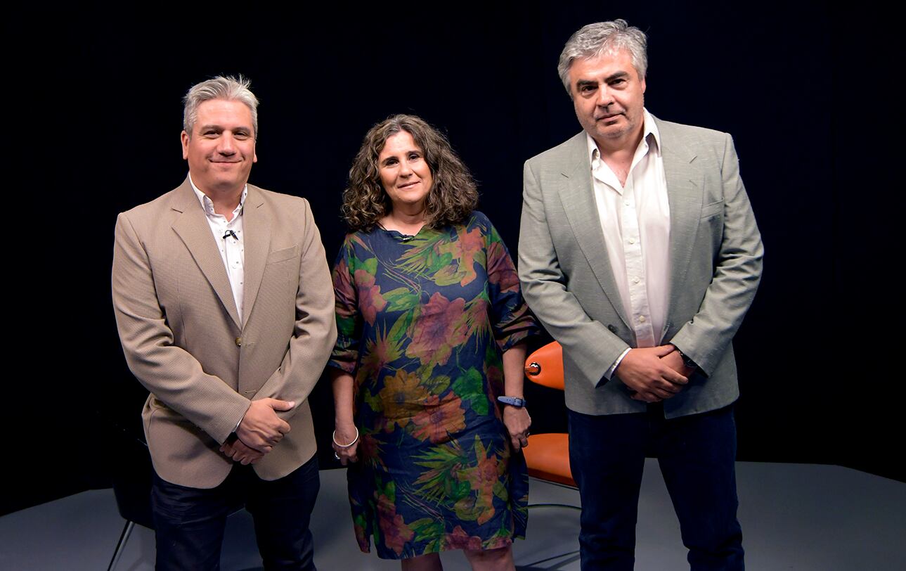 Ciclo Pilares para el desarrollo sustentable de la región . Quinto  Encuentro
La ministra de Salud de la provincia de Mendoza, Ana María Nadal junto a Raúl Pedone y Fernando Toledo

Foto: Orlando Pelichotti