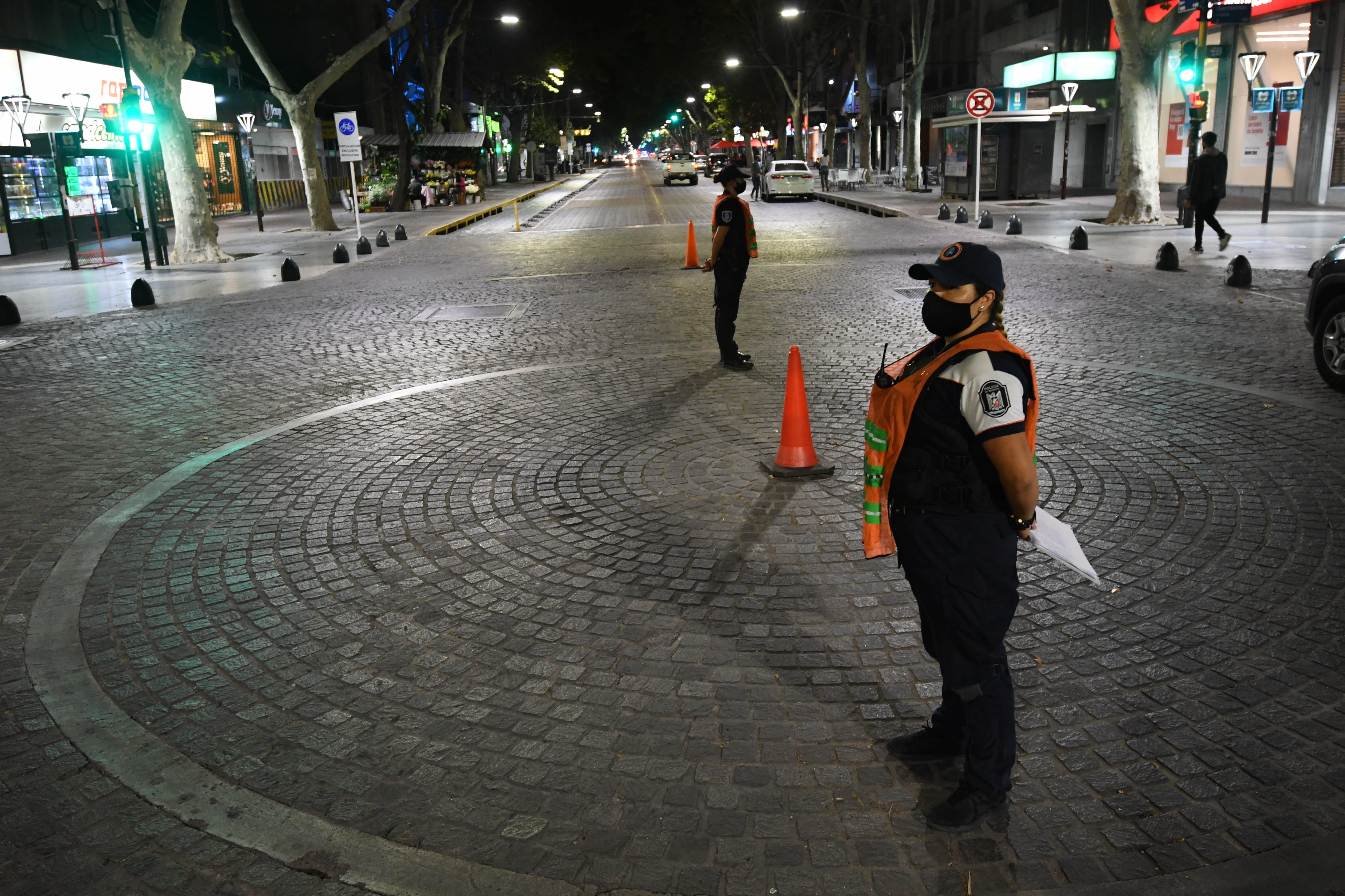 En los momentos de picos de contagio se fijó una restricción para la circulación en la calle entre las 0:30 y las 5:30, pero se eliminó en agosto. Foto: José Gutierrez / Los Andes.