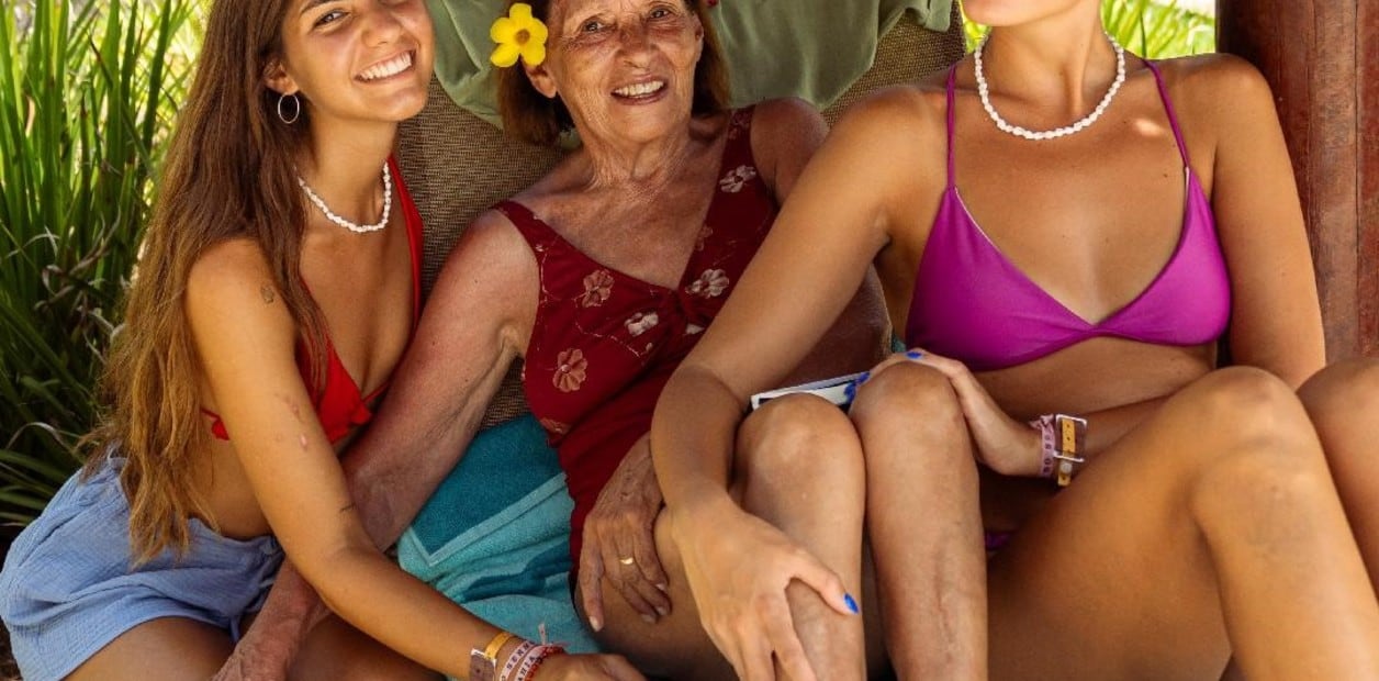 Algunas de las primas posan junto a Silvia, la abuela y anfitriona. Foto: Gentileza