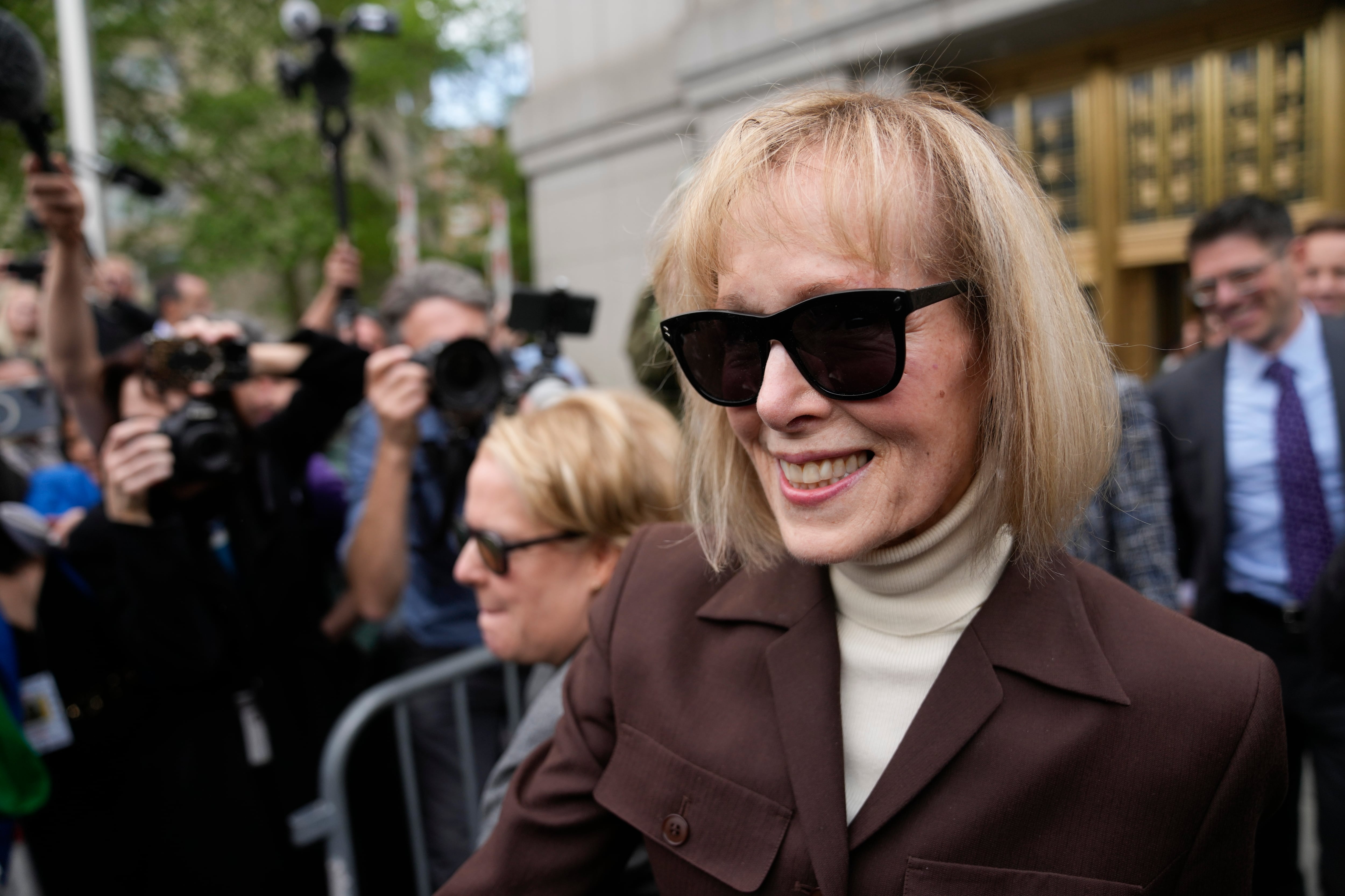 Jean Carroll sale de una corte federal el 9 de mayo de 2023 en Nueva York. (AP Foto/Seth Wenig, Archivo)