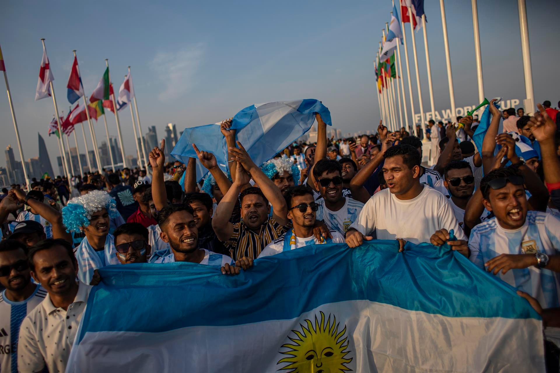 Fanáticos de todo el mundo llegan a Qatar para la Copa del Mundo 2022. Foto: EFE