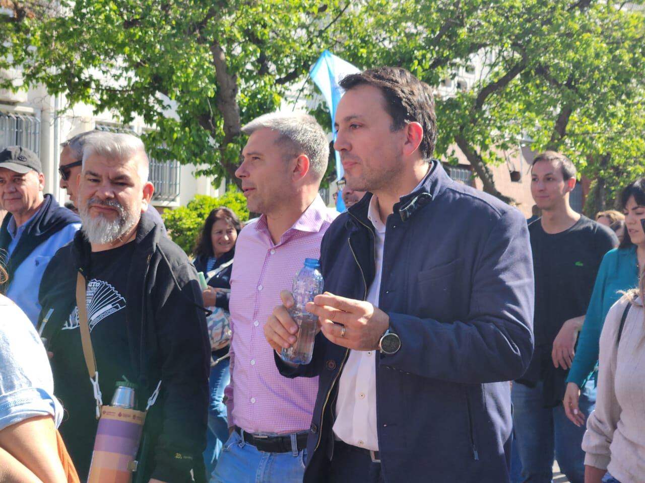 Tadeo García Zalazar, el intendente Diego Costarelli y Diego Gareca, durante la marcha.