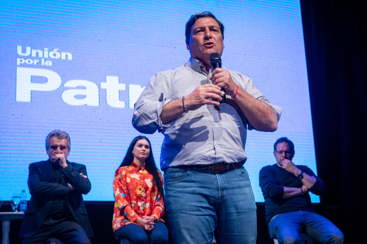 Este martes desembarcó en Mendoza Agustín Rossi, quien actualmente es el jefe de Gabinete de Alberto Fernández y candidato a vicepresidente acompañando a Sergio Massa.
 Omar Parisi candidato a Gobernador

Foto: Ignacio Blanco / Los Andes

