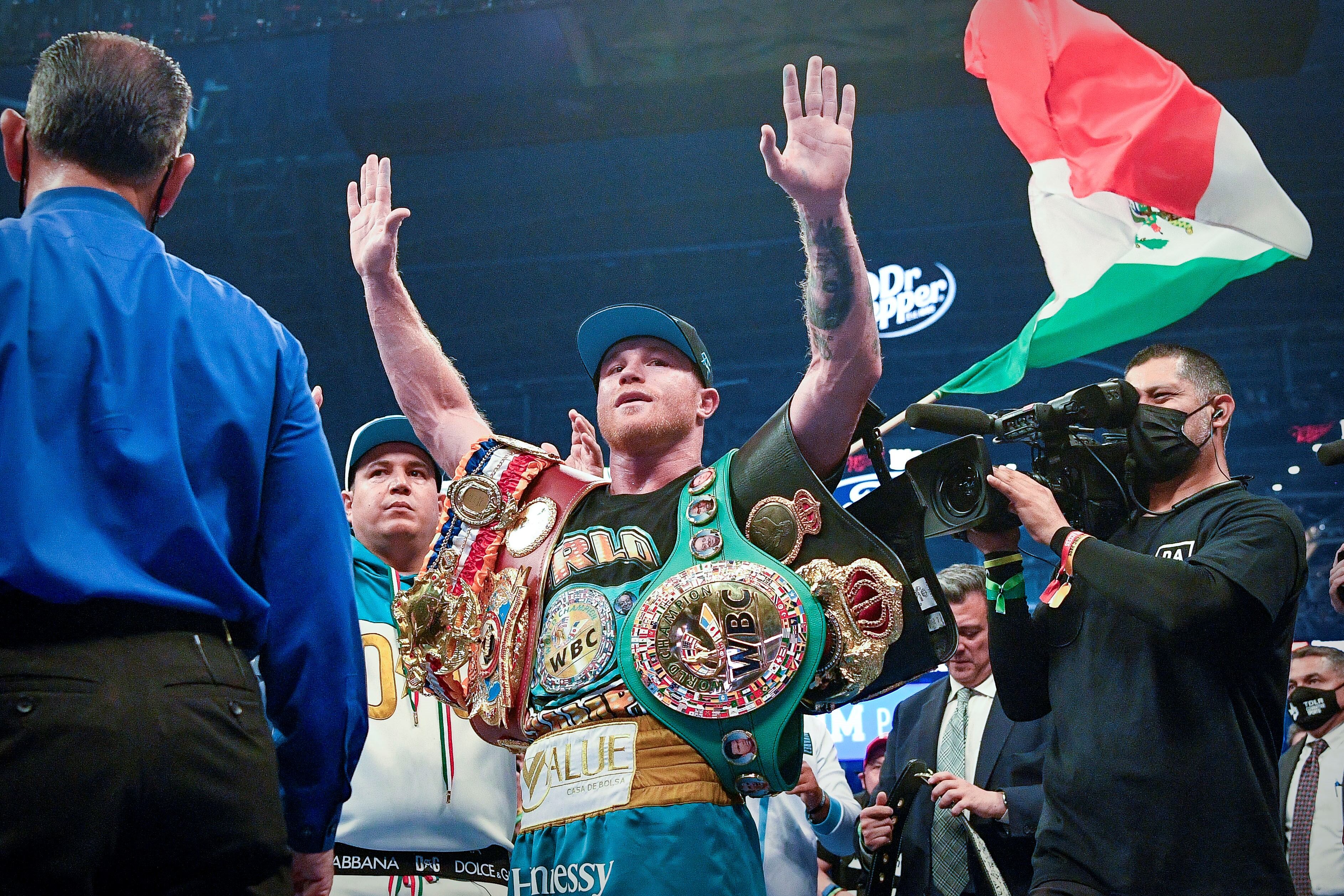 'Canelo' Álvarez doblegó a Saunders ante más de 73.000 espectadores