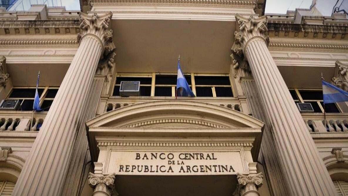 El Banco Central compró este miércoles US$123 millones en el mercado único y libre de cambios (MULC), con lo que sumó la tercera rueda consecutiva con saldo positivo, en una jornada en la que el dólar agro aportó liquidaciones por US$175 millones. El resultado se da en el marco de las medidas anunciadas por el Ministerio de Economía para fortalecer las reservas, al aumentar de $300 a $340 el tipo de cambio diferencial para las exportaciones de economías regionales hasta el 31 de agosto, a través del decreto 378/2023 publicado en el Boletín Oficial.