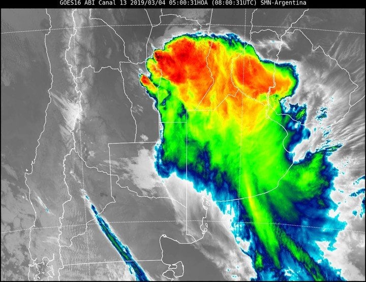 Imagen de la tormenta en la que se generó el rayo que tenía el récord anterior en la Argentina. Fue captada por el satelite GOES-16.