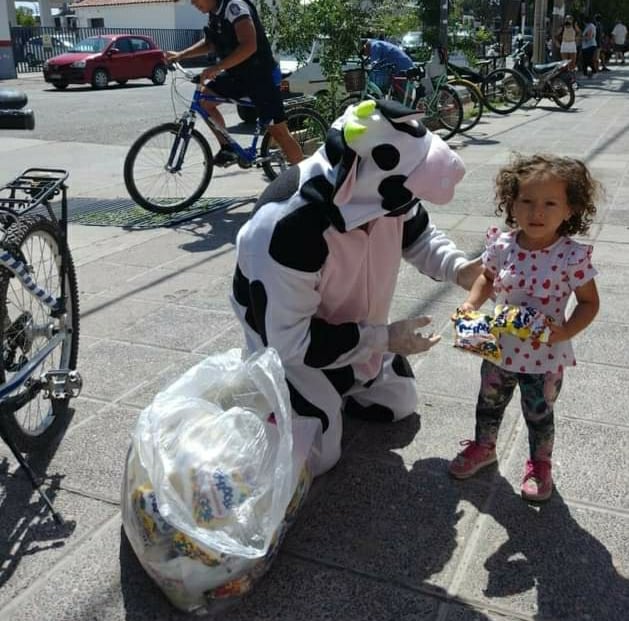 Se disfrazaron de Reyes Magos para contener a los niños en los centro de vacunación de Palmira y San Martín