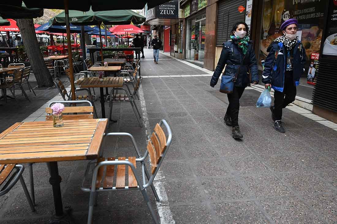 Mesas vacías en la peatonal Sarmiento por las bajas temperaturas