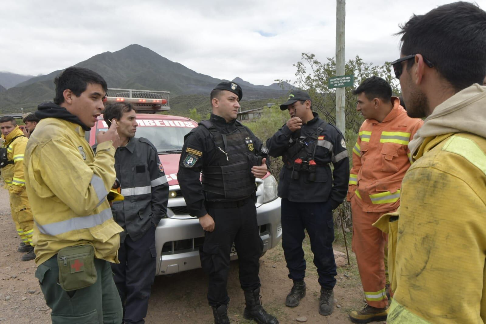 Trabajo de bomberos, brigadistas y policías para controlar los incendios en el piedemonte de Mendoza (Orlando Pelichotti / Los Andes)