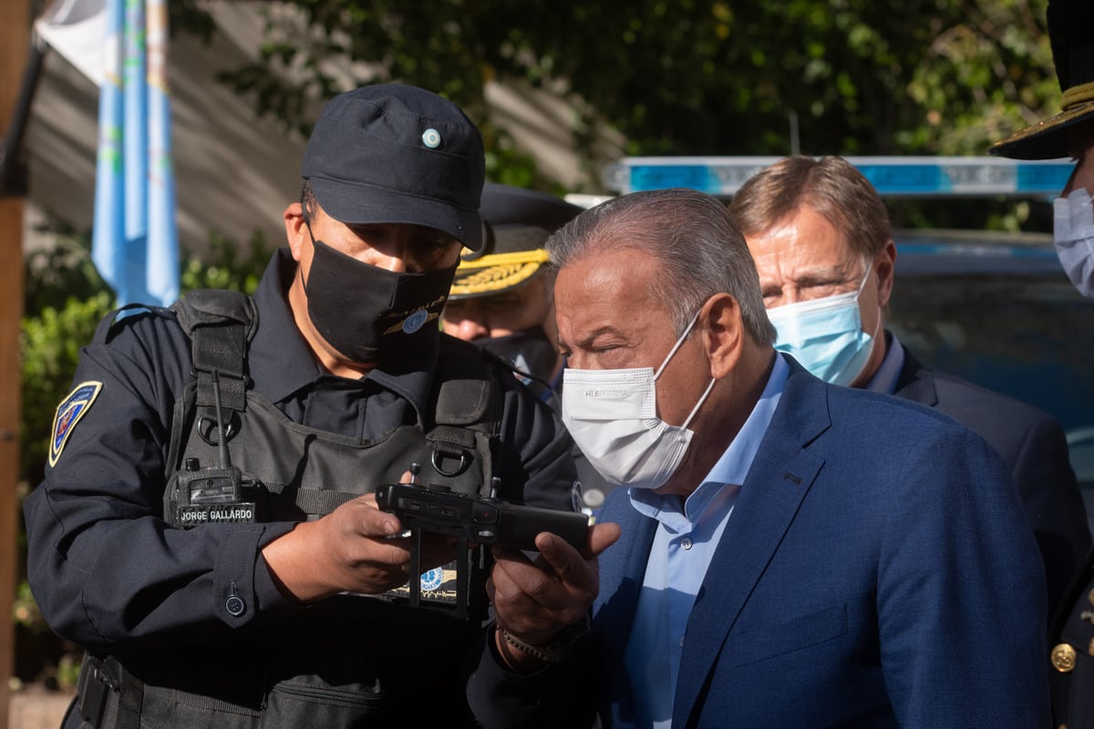 El Gobernador Rodolfo Suarez y el ministro de Seguridad, Raúl Levrino,  entregaron de vehículos y drones para la Policía de Mendoza. Foto: Ignacio Blanco / Los Andes 