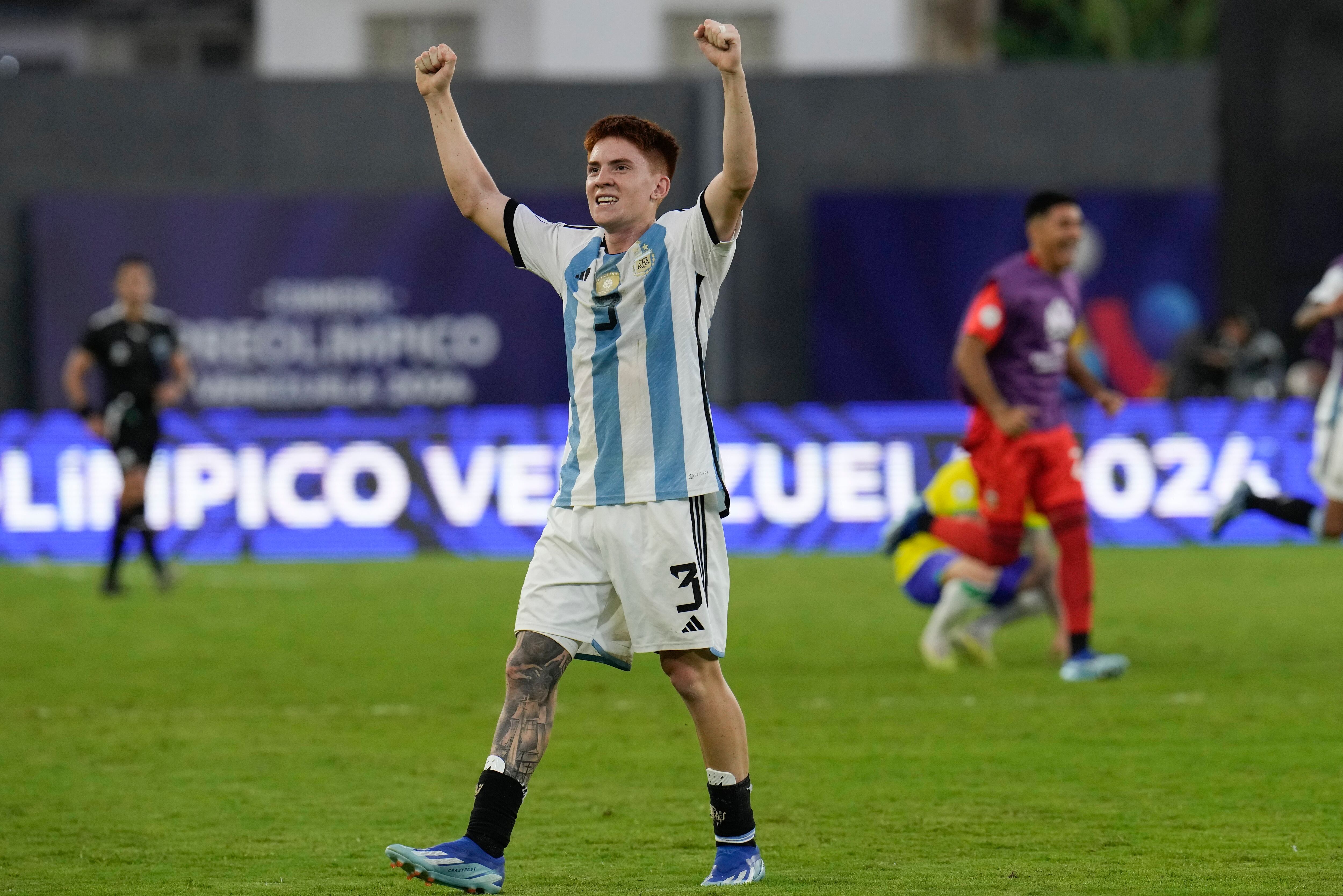 En foto del 11 de febrero del 2024, el argentino Valentín Barco celebra la victoria 1-0 de su país ante Brasil en el Preolímpico Sudamericano. El viernes 1 de marzo del 2024, Barco es convocado a la selección mayor para los próximos duelos amistosos. (AP Foto/Ariana Cubillos)