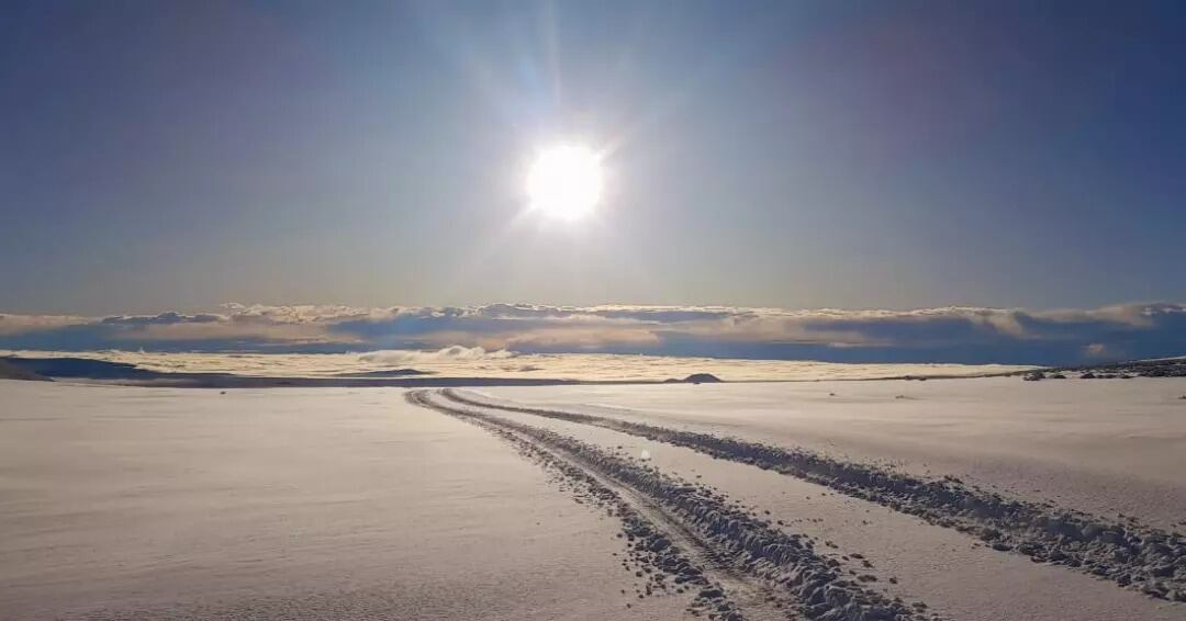 El impactante paisaje de La Payunia cubierta de nieve y que la hace ver como una postal del espacio. Foto: Gentileza Guardaparque Jimena Martínez Chaves