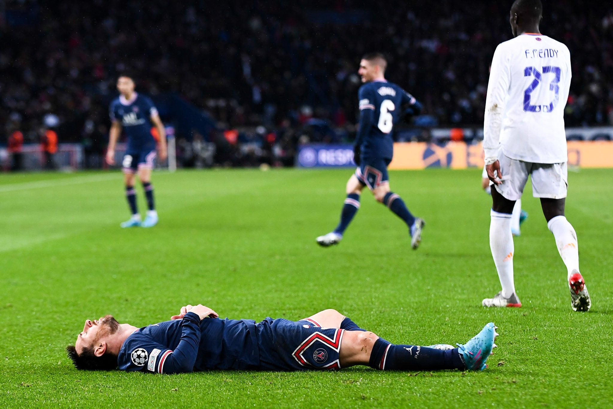 Lionel Messi tirado en el campo de juego, tras la derrota del PSG frente al Real Madrid. (AP)