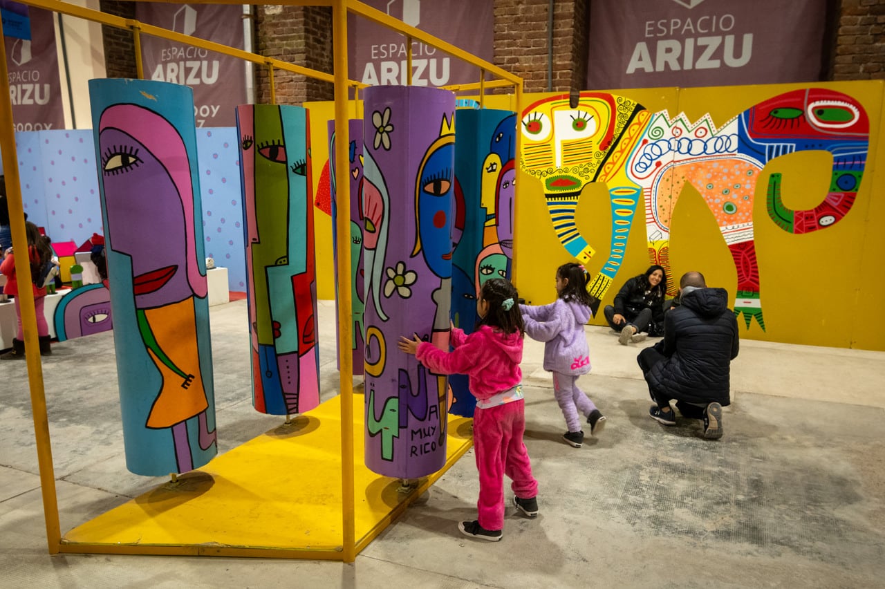 El juego de Milo
Durante estas vacaciones de invierno, el Espacio Arizo presenta una exhibición que destaca lo mejor de la obra de Milo Lockett. Esta muestra ofrece una experiencia divertida para disfrutar en familia

Foto: Ignacio Blanco / Los Andes