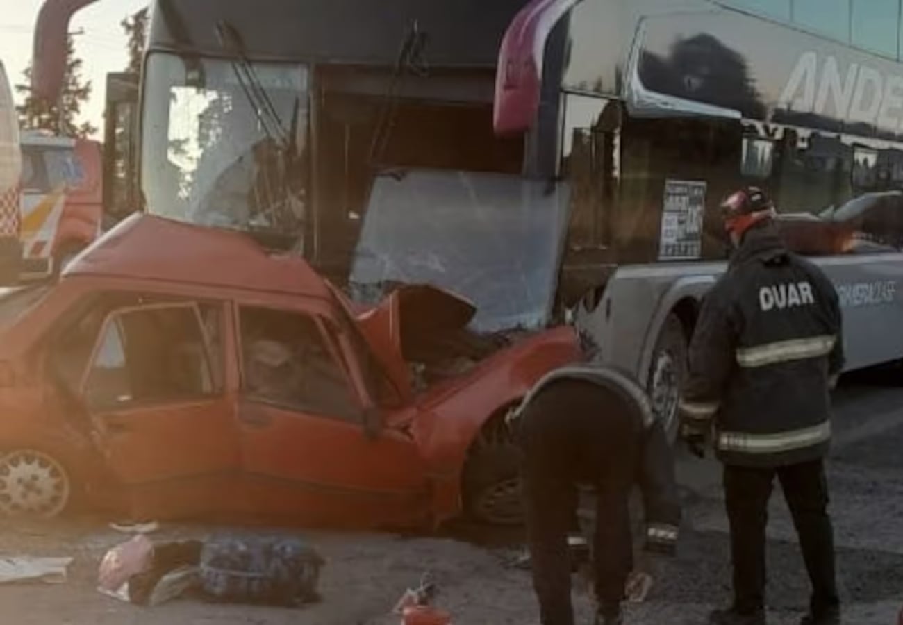 Un colectivo chocó contra un auto en Río Cuarto, Córdoba.