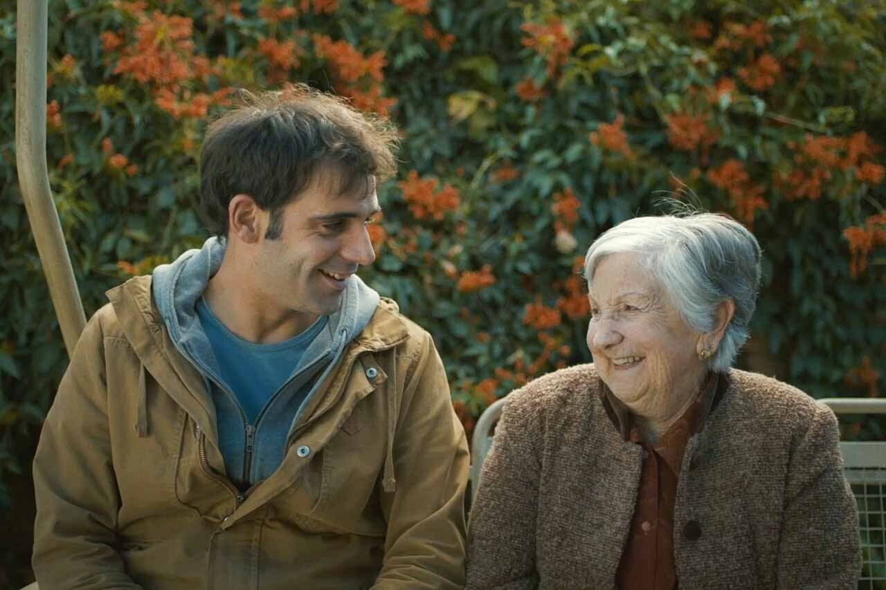 Escena entre el personaje principal de Mikel y su tía abuela