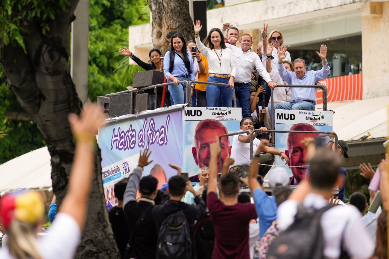 La líder de la oposición María Corina Machado y el candidato presidencial Edmundo González encabezan una masiva marcha opositora en Caracas, Venezuela. (AP / Matías Delacroix)