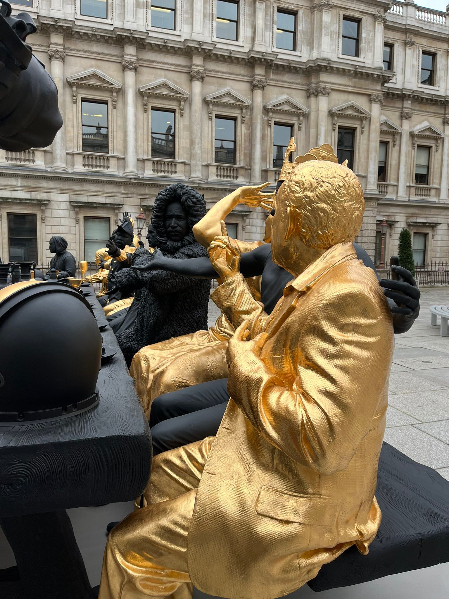 Desde que inauguró el pasado 3 de febrero, todas las miradas se las llevan la pieza no exenta de polémica "La primera cena (Galaxy Black)", inspirada en "La última cena" de Leonardo da Vinci. Foto: Gentileza Redes.