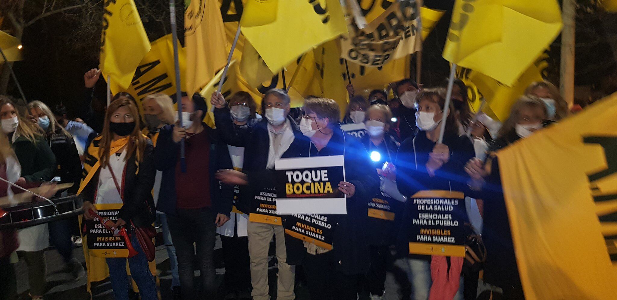 Trabajadores de la salud de Mendoza marcharon el viernes y el domingo por la noche para visibilizar su problemática.