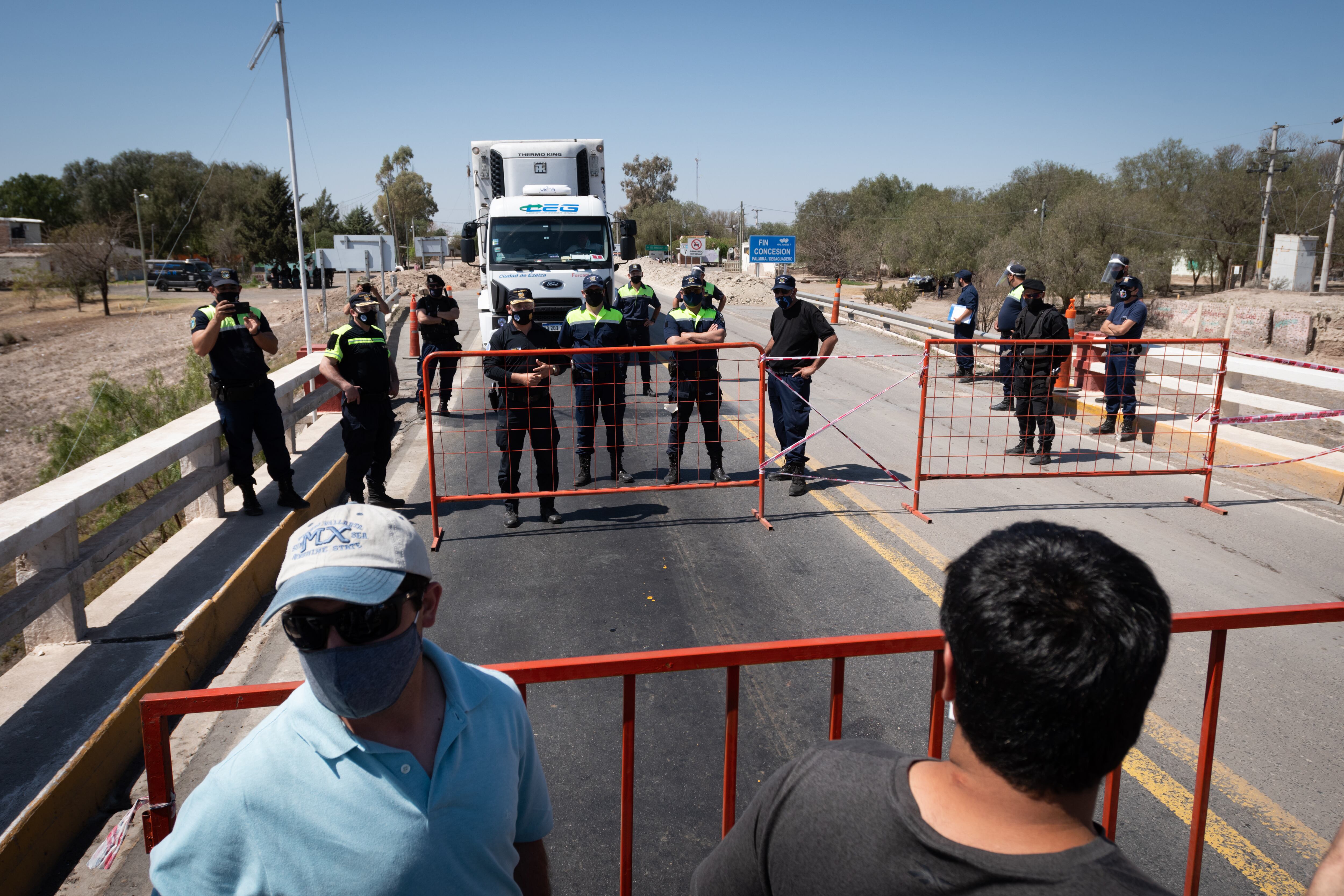 Pasado el mediodía, el paso Desaguadero ya estaba cerrado. De lado de San Luis había al menos 20 efectivos y el puente se encuentra completamente vallado.