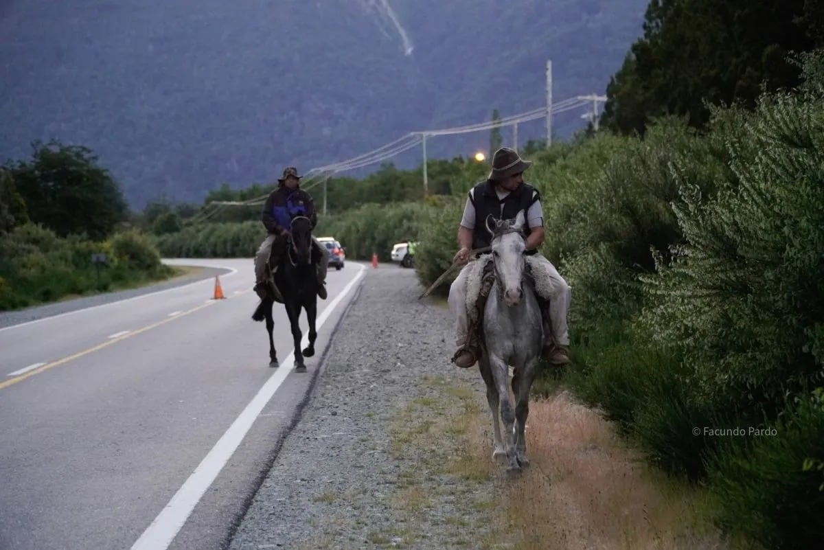 Así encontraron a Bautista, el niño perdido en Bariloche: llanto desconsolado y reencuentro con la familia. Foto: Gentileza El Cordillerano / Facundo Pardo.