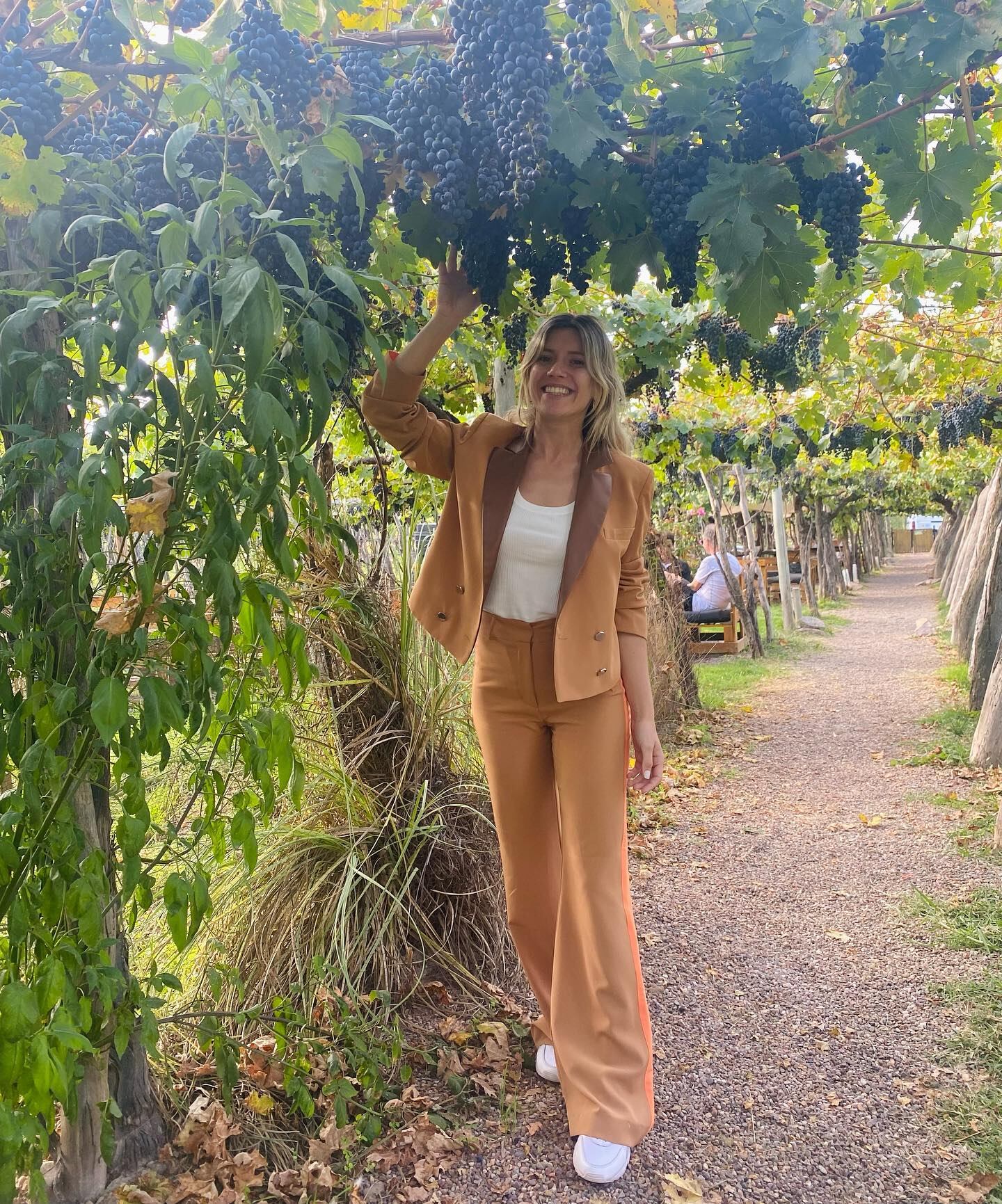 Laurita Fernández visitó una bodega mendocina en medio del rodaje de "Papá al rescate".