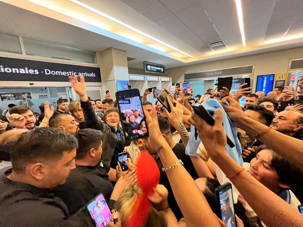 Javier Milei en la provincia de Mendoza, en su momento como candidato. Foto archivo: Twitter Santiago Oría