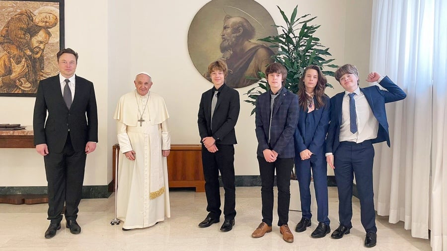 Elon Musk junto al Papa Francisco.