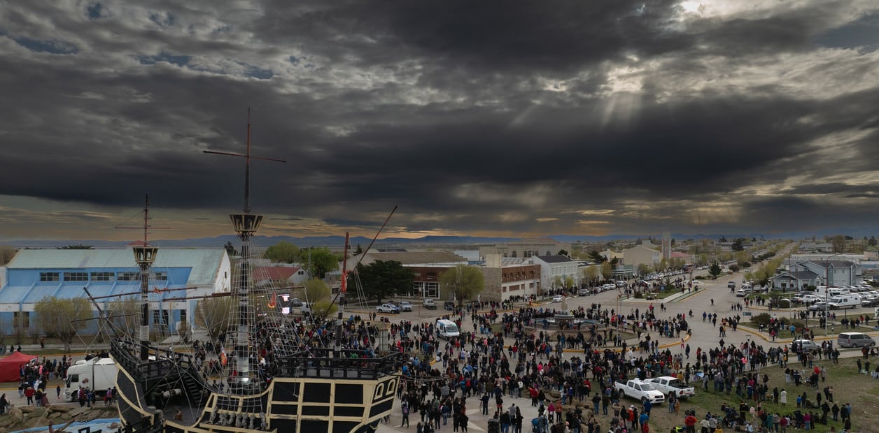 Gran concurrencia para presenciar el eclipse anular en Puerto San Julián, Santa Cruz.

Foto Juano Tesone / enviado especial