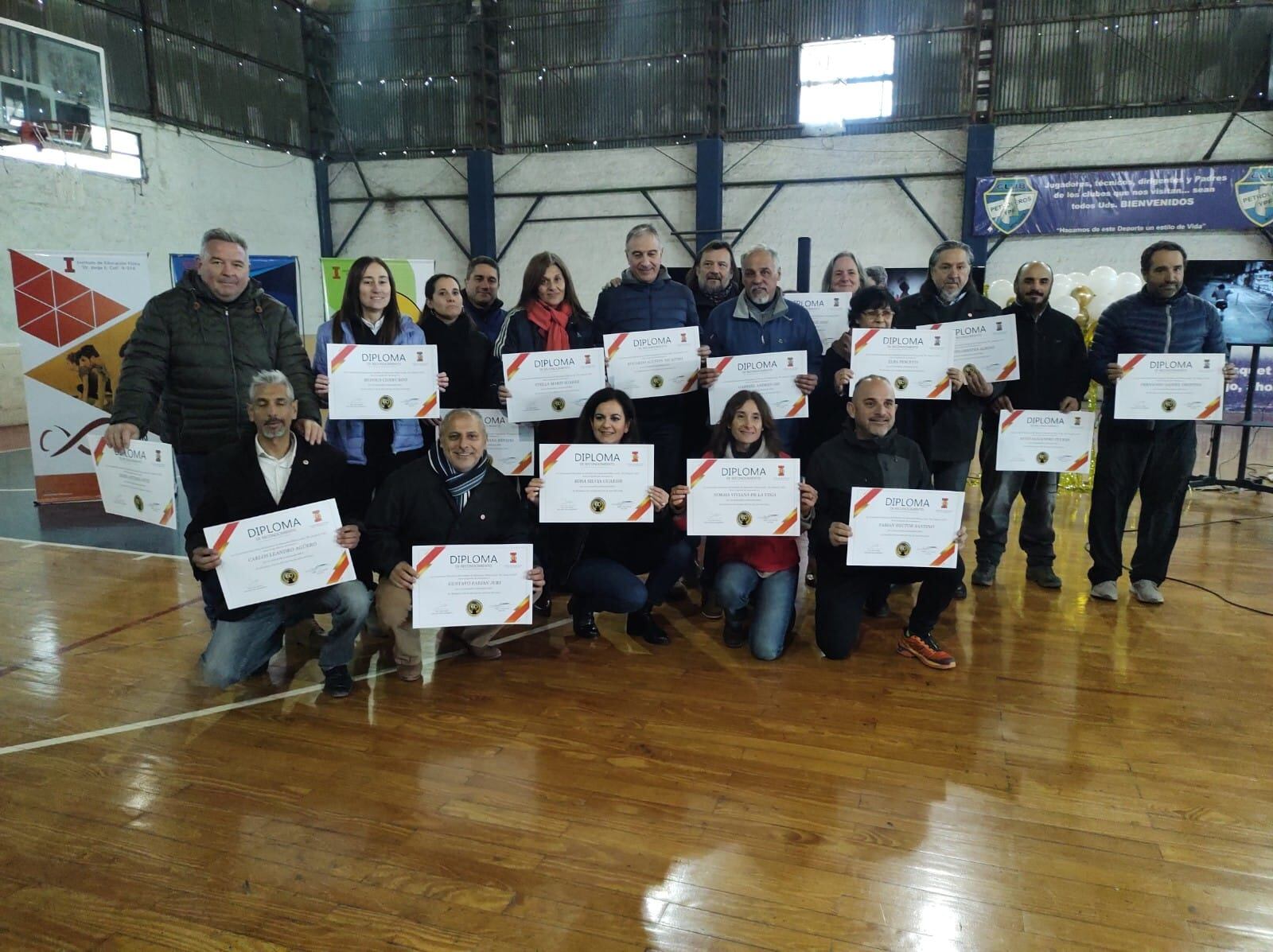 Profesores actuales, ex docentes y personal del IEF fueron reconocidos por su trayectoria durante todos estos años.