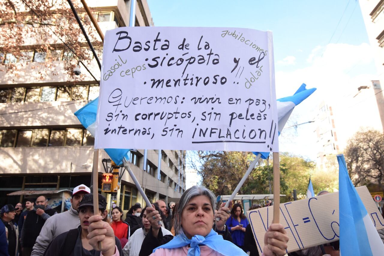 Con pancartas, banderas y cánticos, decenas de mendocinos se mostraron en contra del Gobierno Nacional.