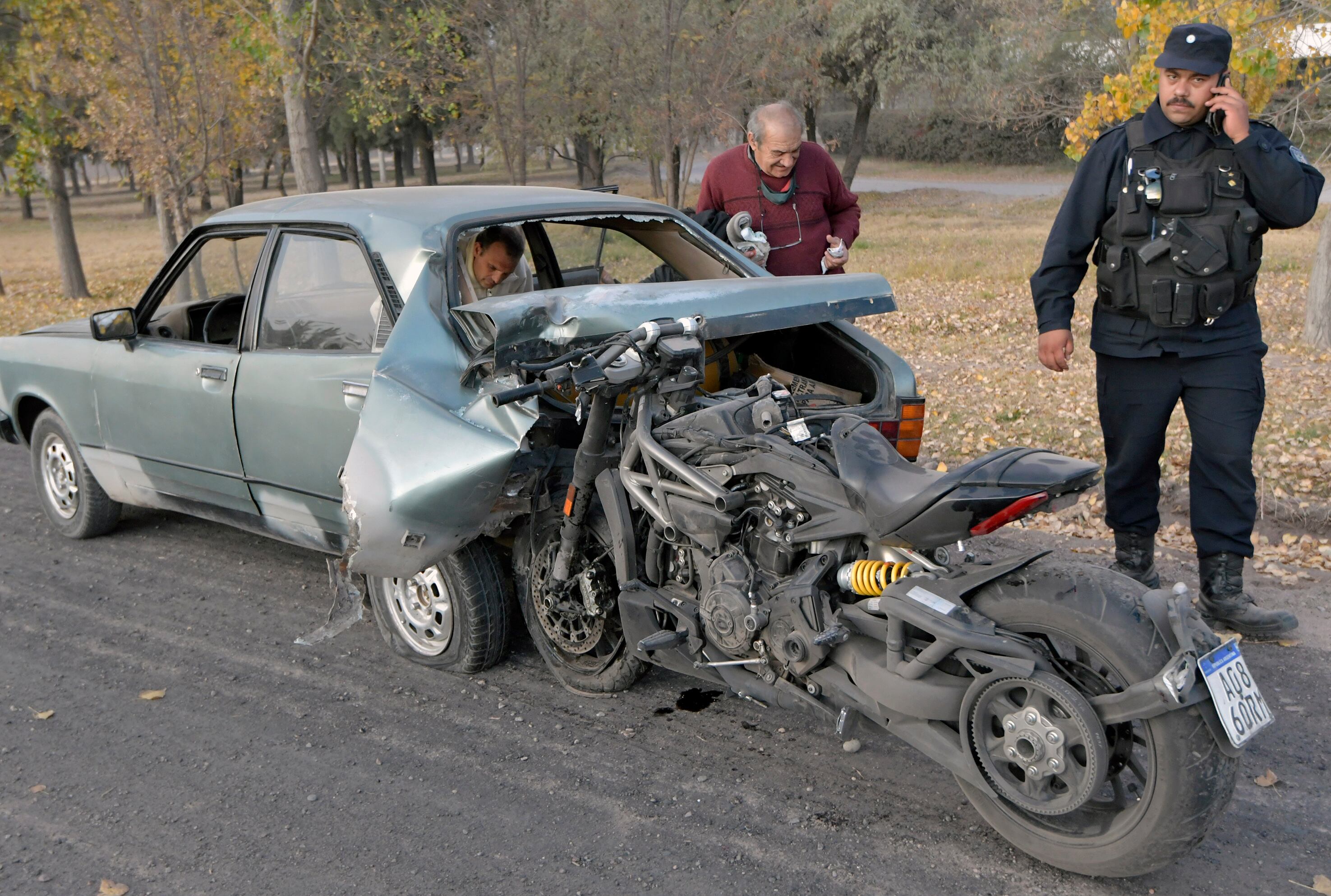 Así quedaron la moto y el Dodge 1500 tras el accidente - Foto: Orlando Pelichotti / Los Andes