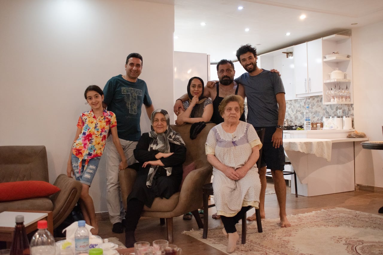 Jerónimo junto a una familia del Norte de Irán, en un pueblo llamado Ardebil frente al Caspio. Los conoció cuando hacía dedo en una ruta.