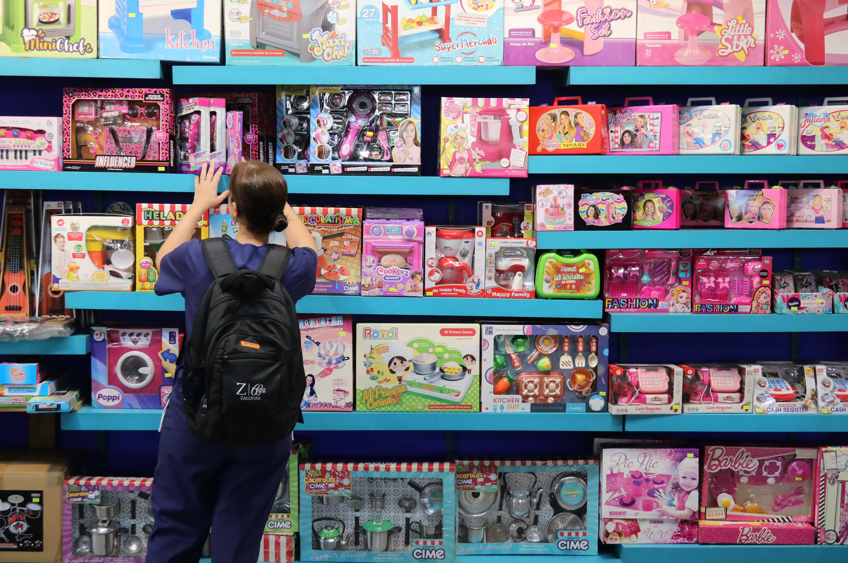 Comercios y jugueterías apuestan a los descuentos, promociones bancarias y cuotas para aumentar la venta de juguetes para Reyes Magos. Fotos: Daniel Caballero / Los Andes