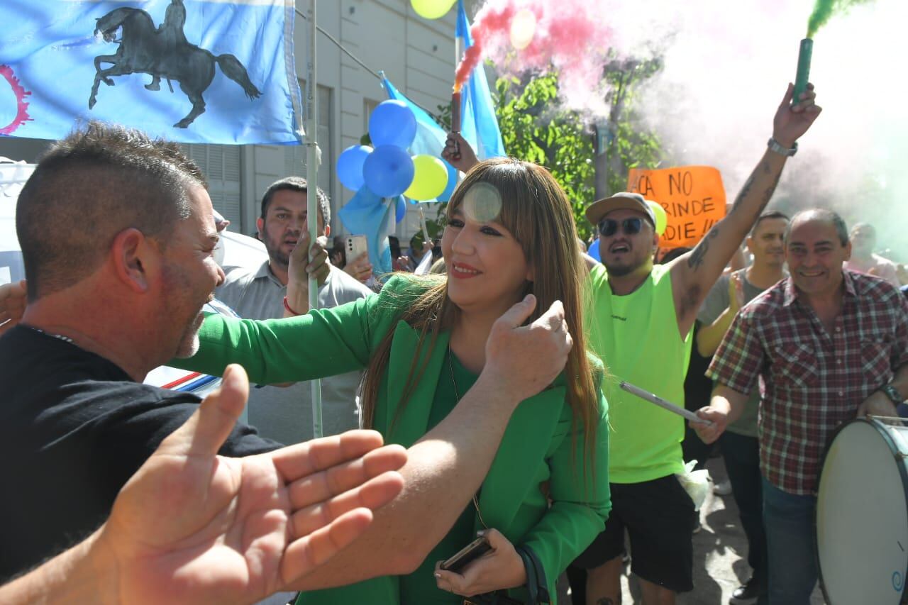 La diputada electa fue con hinchada a la Legislatura, donde se definirá si autorizarán que asuma la banca.