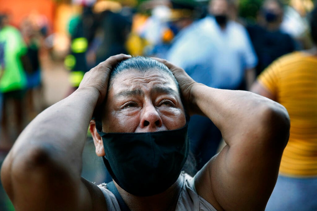 La madre de un recluso llora en el exterior de la prisión de Tacumbú, donde los reos tomaron el centro ante el rumor de que algunos iban a ser trasladados, en Asunción, Paraguay