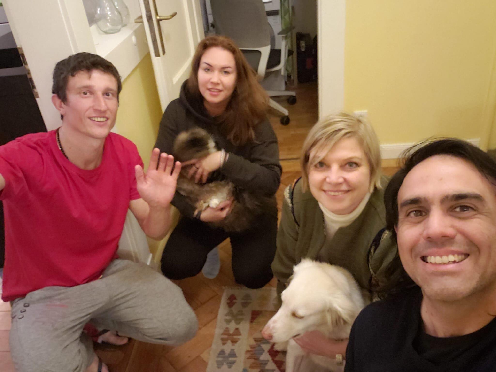 Un mendocino y su esposa recibieron en su casa de Alemania a una pareja ucraniana refugiada. Foto: Gentileza Leopoldo Ávalos.