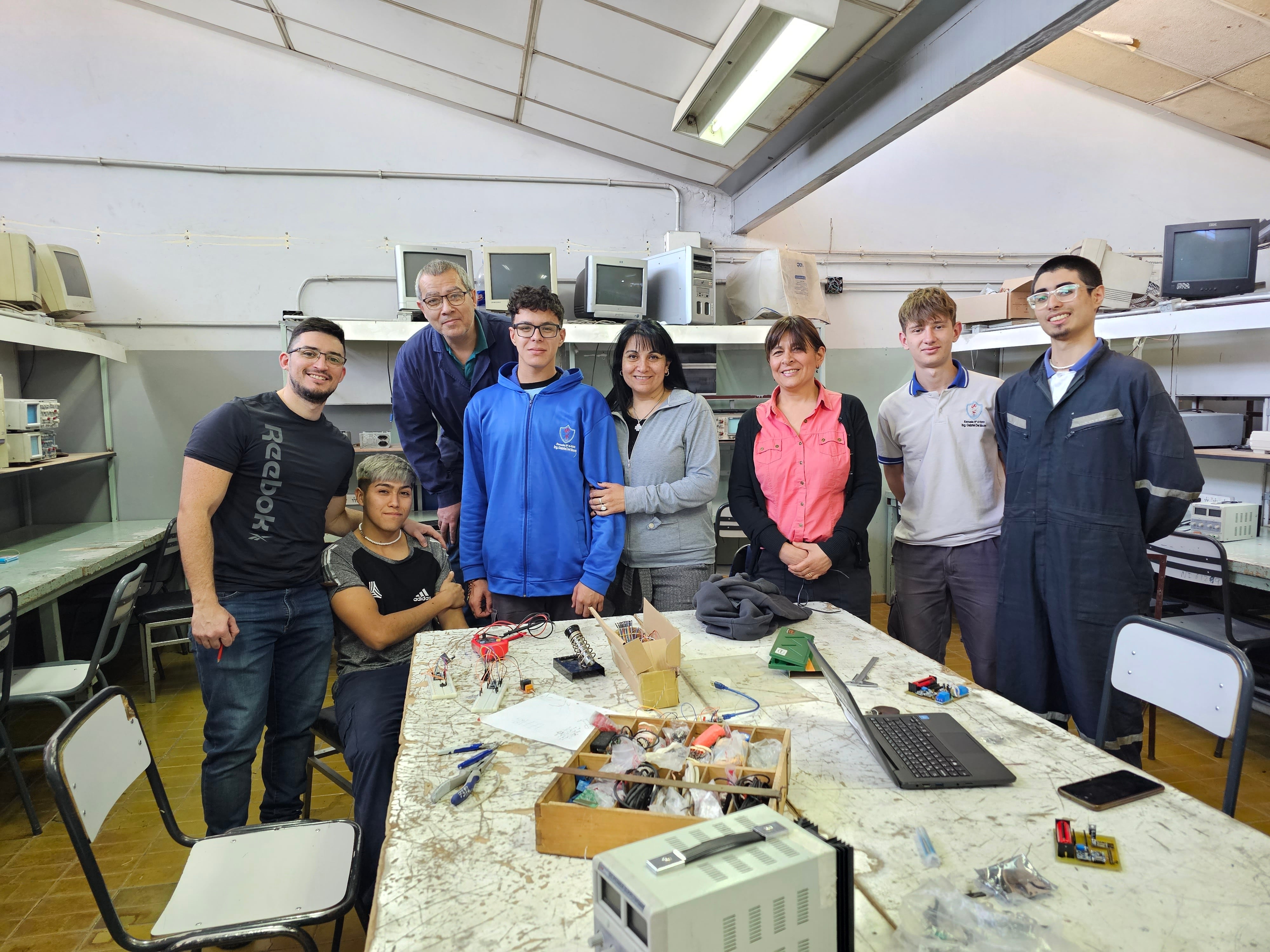 Parte del equipo de docentes y alumnos de la escuela técnica Gabriel del Mazo